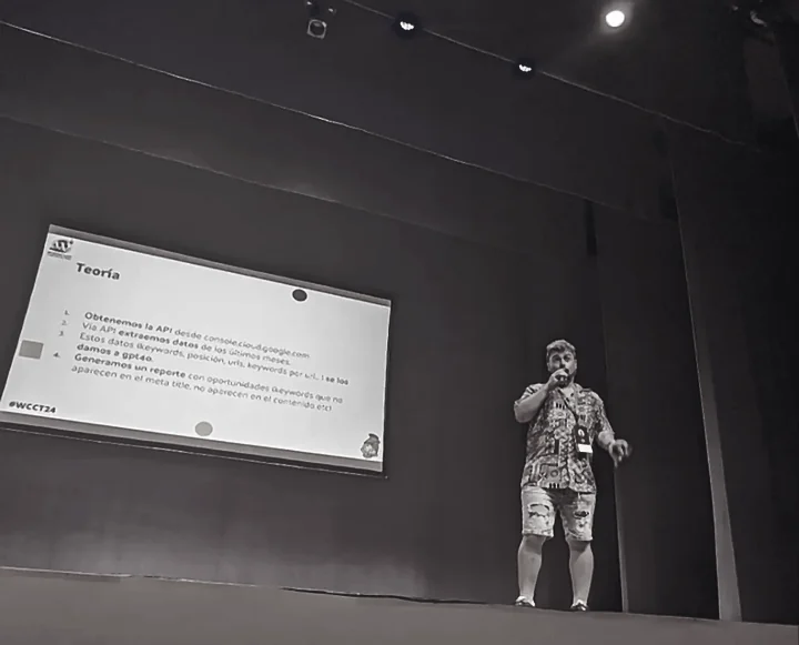 David en el escenario de WordCamp Cartagena, con una diapositiva que explica cómo extraer datos por API