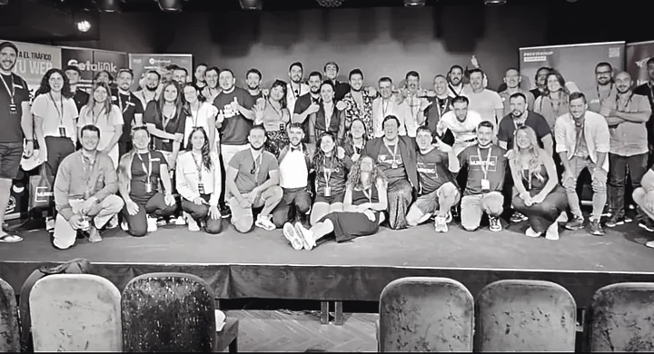 Foto de familia de los asistentes al congreso Murketing, en el escenario